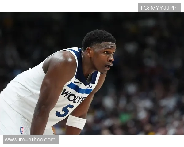 爱德华兹半场表现抢眼13投6中砍下并列最高16分助力球队奋勇争先